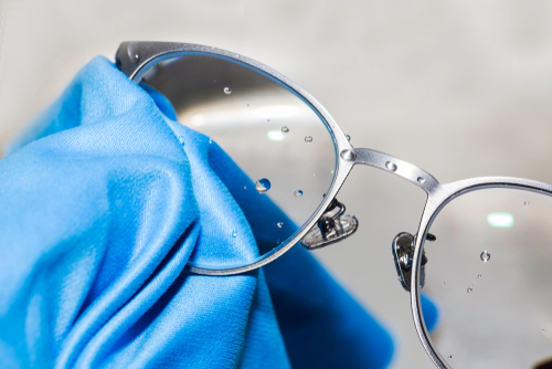 Come pulire gli occhiali da vista in modo efficace